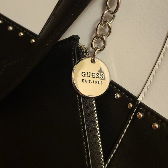 COPY - EUC BLACK AND WHITE ADORABLE GUESS PURSE - Picture 2 of 6